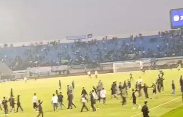 Sejumlah pendukung Persib Bandung diduga terlibat bentrok dengan Steward usai laga klasik Persib Bandung menjamu Persija Jakarta di Stadion Si Jalak Harupat, Soreang, Kabupaten Bandung, Jawa Barat, Senin (23/9/2024)