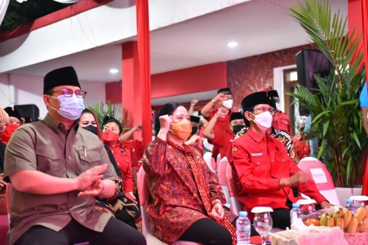 Ketua DPP PDI-P Puan Maharani (tengah) menghadiri konsolidasi di kantor DPC PDI-P Surabaya Selasa (1/3/2022) malam.