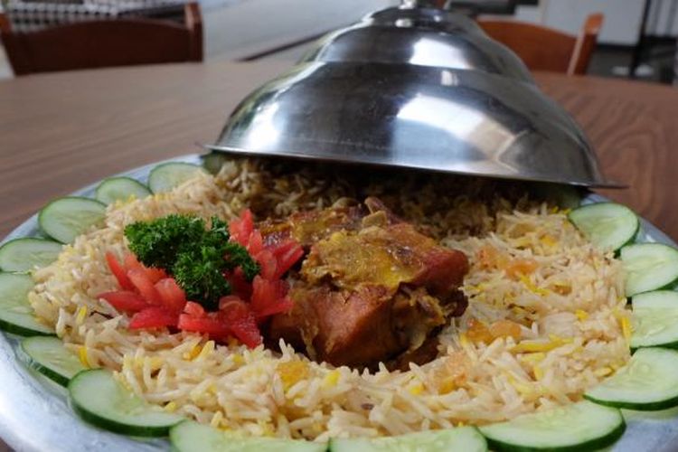 Nasi mandhi dengan lauk daging kambing muda oven.