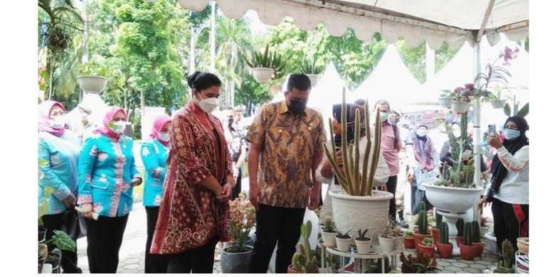 Wali Kota Medan Bobby Nasution dan istrinya Kahiyang Ayu lakukan aksi borong di acara PKK, Rabu (1/4/2021). Keduanya tampak kompak mengenakan batik.

