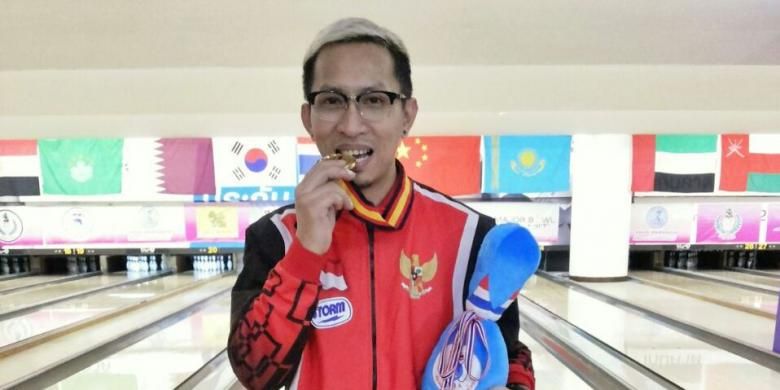 Peboling Indonesia, Ryan Lalisang, berpose dengan medali yang dia dapatkan pada 23rd Asian Tenpin Bowling Championship yang diselenggarakan di Blu-O Rythm & Bowl Ratchayothin, Bangkok, Thailand.