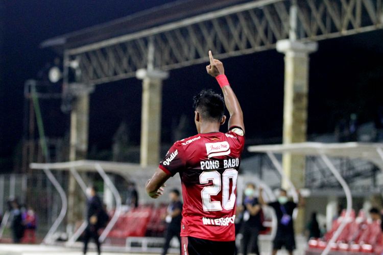 Lerby Eliandry Pong Babu selebrasi seusai mencetak gol kedua untuk Bali United saat pekan 29 Liga 1 2021-2022 melawan Persija Jakarta yang berakhir dengan skor 2-1 di Stadion I Gusti Ngurah Rai Denpasar, Minggu (6/3/2021) malam.