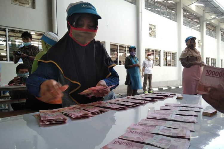 Kepanjangan THR adalah Tunjangan Hari Raya. Simak sejarah dan asal usul adanya THR di Indonesia