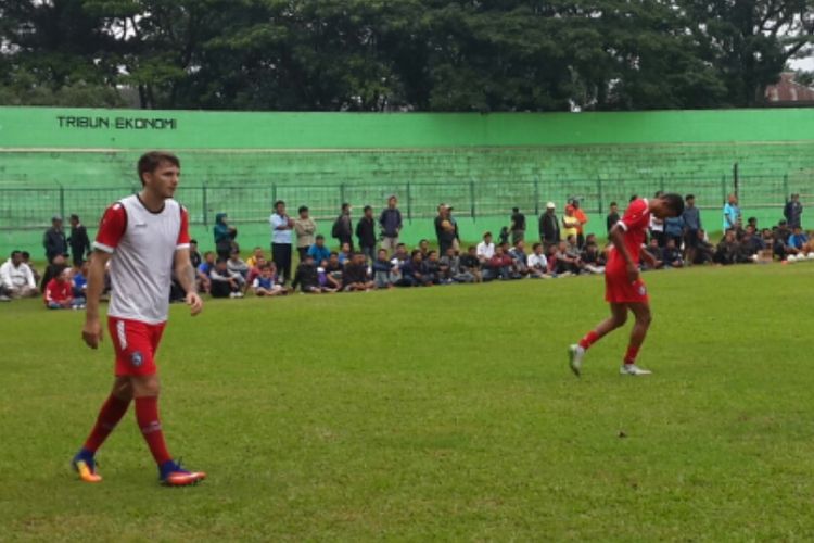 Gelandang Arema FC Pavel Smolyachenko saat latihan perdana di Stadion Gajayana, Kota Malang, Kamis (10/1/2019).