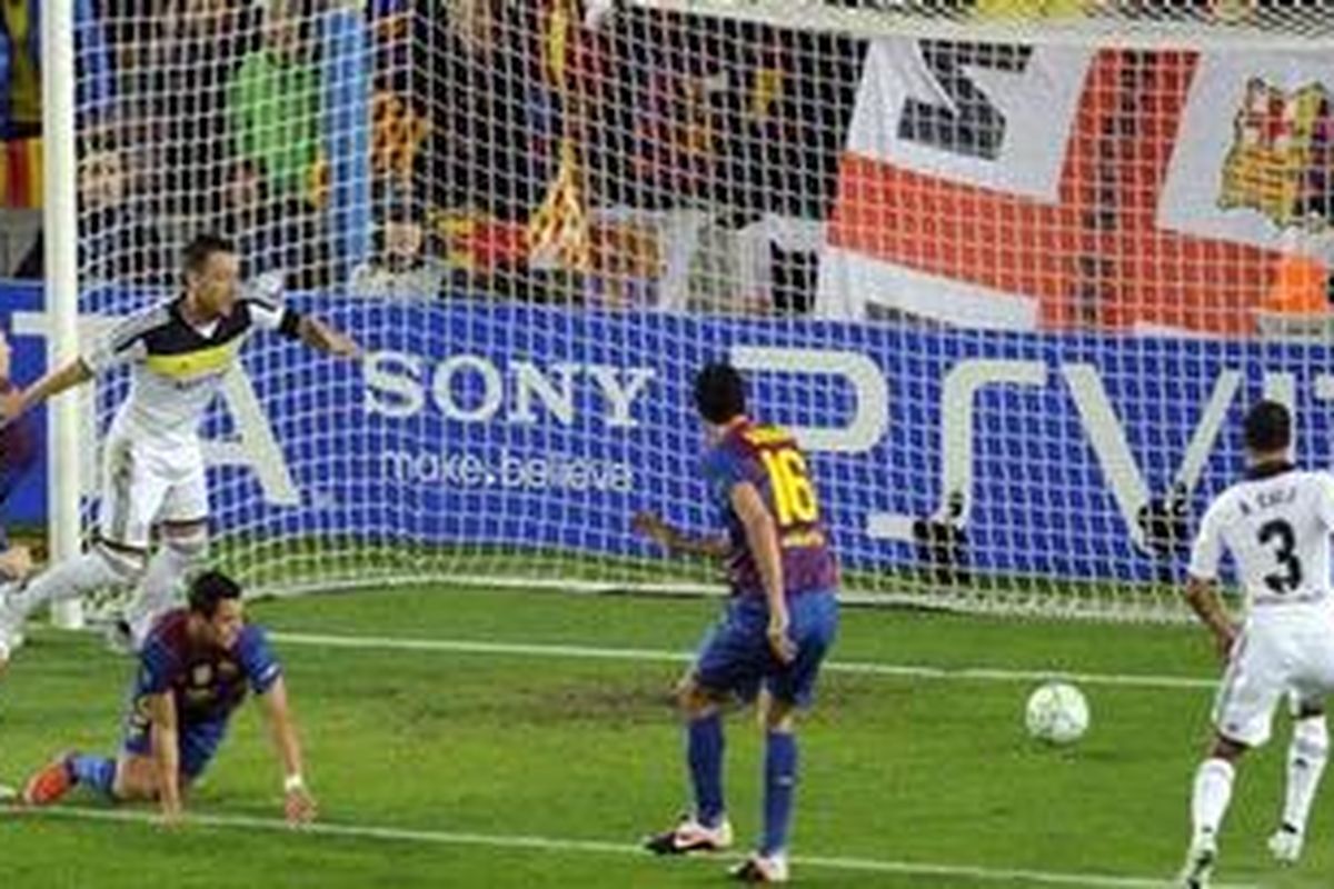 Gelandang Barcelona, Sergio Busquets (kedua dari kanan), menyepak bola kiriman Isaac Cuenca, masuk gawang Chelsea, pada pertandingan leg kedua semifinal Liga Champions, di Camp Nou, Selasa (24/4/2012).