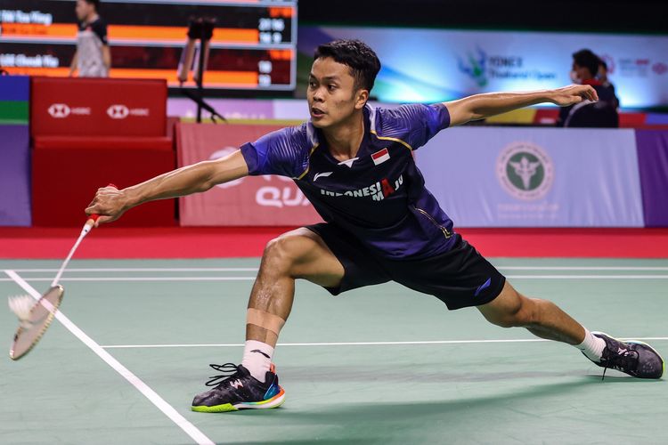 Pebulu tangkis tunggal putra Indonesia, Anthony Sinisuka Ginting, sukses melaju ke perempat final Thailand Open 2021 usai mengalahkan Kunlavut Vitidsarn (Thailand), Kamis (14/1/2021) di Impact Arena, Bangkok.