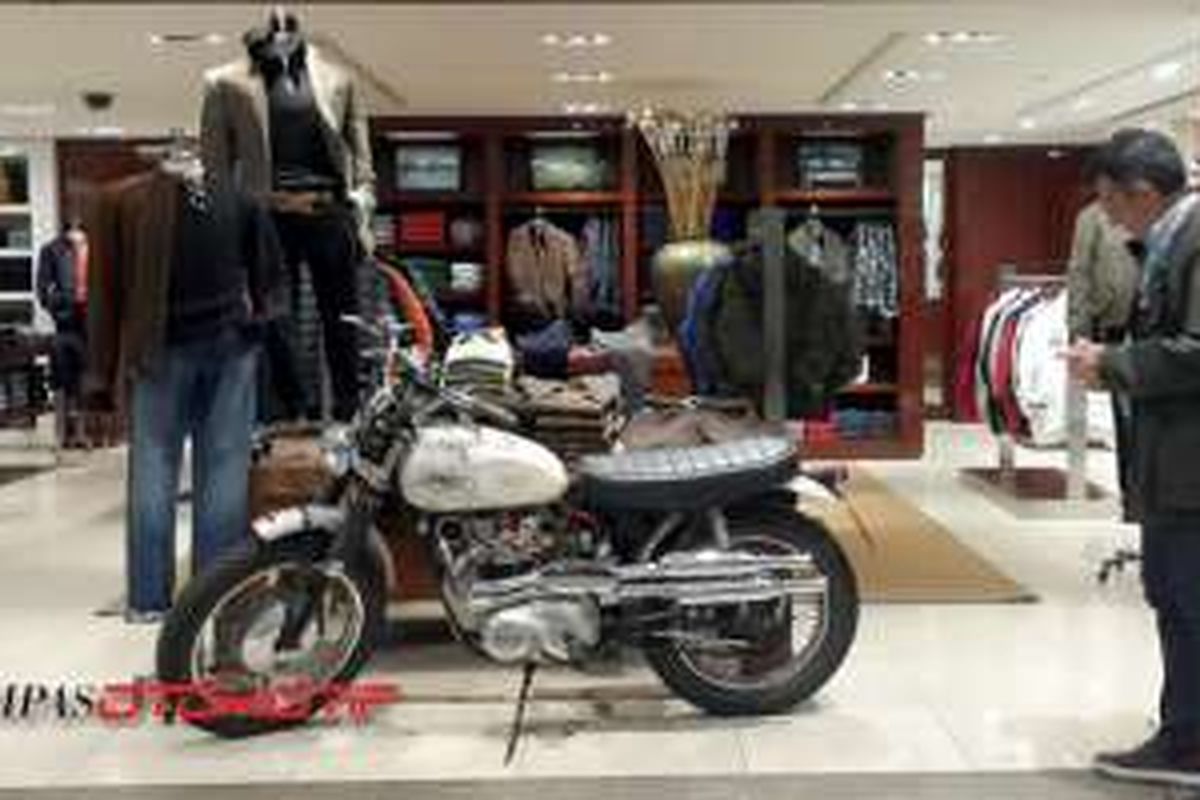 EICMA juga menggema di penjur kota Milan, bekerjasama dengan pusat perbelanjaan besar untuk memajang sepeda motor.