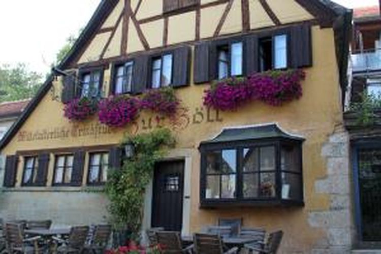 Restoran Zur Höll (Neraka), yang menempati salah satu bangunan tertua peninggalan tahun 900-an di kota Rothenburg, Jerman, awal September 2015. Restoran ini menjadi salah satu simbol 'neraka' memesona di Rothenburg. 
