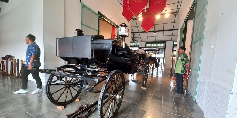 Keraton Yogyakarta akan menggelar kirab Trunajaya pada Selasa (21/10/2025), menampilkan dua kereta pusaka bersejarah, Kereta Landower dan Premili, yang sudah lebih dari 10 tahun tidak dipertontonkan. Kedua kereta ditarik 4 kuda dan dikusiri keturunan kusir HB VIII.