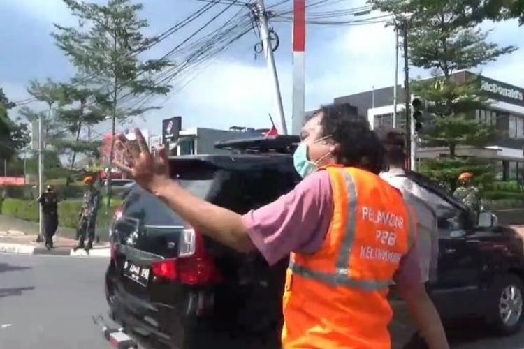 Warga Cipayung, Jakarta Timur, dihukum jadi petugas lalu lintas karena tertangkap tidak pakai masker, Rabu (23/9/2020)