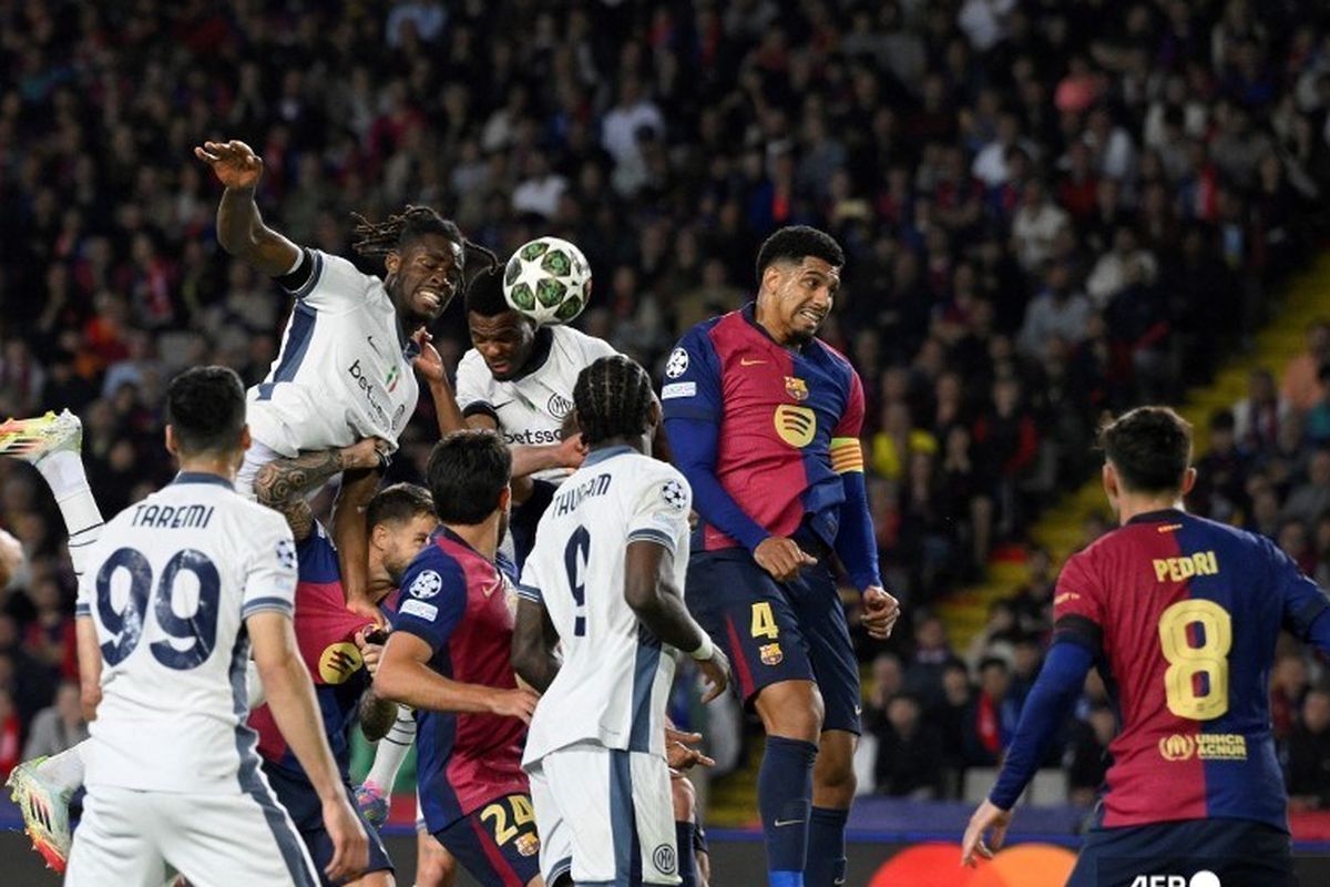 Bek Inter Milan Denzel Dumfries (2L) mencetak gol ketiga timnya selama pertandingan leg pertama semifinal Liga Champions UEFA antara FC Barcelona dan Inter Milan di Estadi Olimpic Lluis Companys di Barcelona pada tanggal 30 April 2025. (Foto oleh Josep LAGO / AFP)