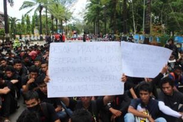 Ratusan mahasiswa dari Front Rakyat dan Mahasiswa Anti Korupsi (Formasi) Sulawesi Tenggara, blokde jalan depan gedung DPRD setempat, mendesak KPK untuk mengusut dugaan tindak pidana pencucian uang (TPPU) yang diduga melibatkan Gubernur Sultra