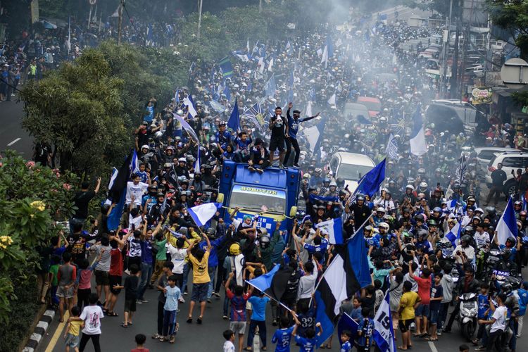 Suasana kepadatan warga Kota Bandung saat menunggu pawai juara Persib Bandung di Jalan Pasteur, Bandung, Jawa Barat,  Sabtu (1/6/2024). Pawai Tim Persib Bandung yang diikuti ribuan warga Kota Bandung tersebut untuk merayakan Persib Bandung menjuarai Liga 1 Indonesia musim 2023-2024. 