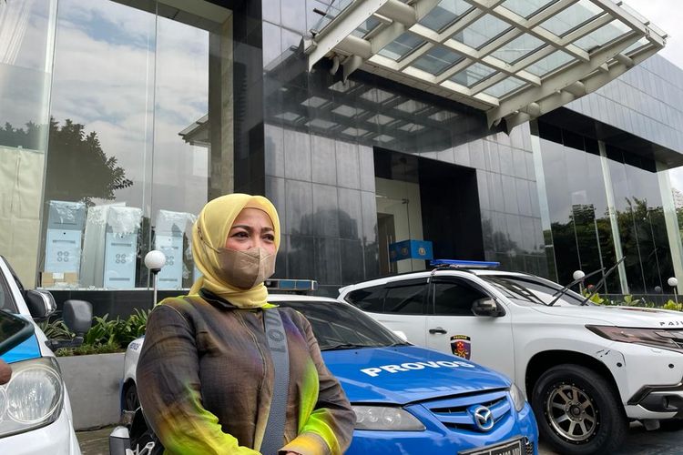 Yusna, Ibu korban penganiayaan berinisial MFB (16) di Jakarta Selatan saat mendatangi Polda Metro Jaya, Selasa (15/11/2022). 