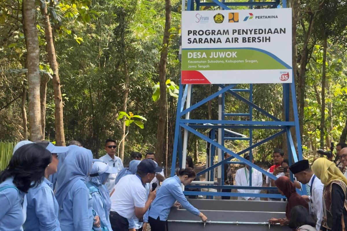 Pembina Seruni KMP Selvi Gibran Rakabuming saat meresmikan sarana air bersih di Desa Juwok, Kecamatan Sukodono, Sragen, Selasa (17/6/2025).