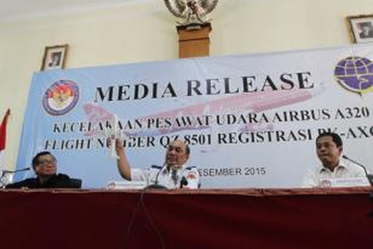 Investigator In Charge (IIC) Komisi Nasional Keselamatan Transportasi (KNKT) Mardjono Siswosuwarno, Ketua KNKT Soerjanto Tjahjono, Plt Kasubkom Investigasi Kecelakaan Penerbangan KNKT (kiri ke kanan), menjelaskan kepada wartawan terkait hasil penyelidikan jatuhnya pesawat AirAsia QZ8501 dengan rute penerbangan Surabaya-Singapura pada 28 Desember 2014, di Jakarta, Selasa (1/12/2015).