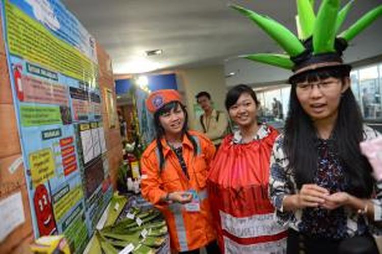 Peserta Olimpiade Penelitian Siswa Indonesia 2013 menunjukkan karyanya di Kemdikbud, Jakarta, Rabu (23/10/2013).