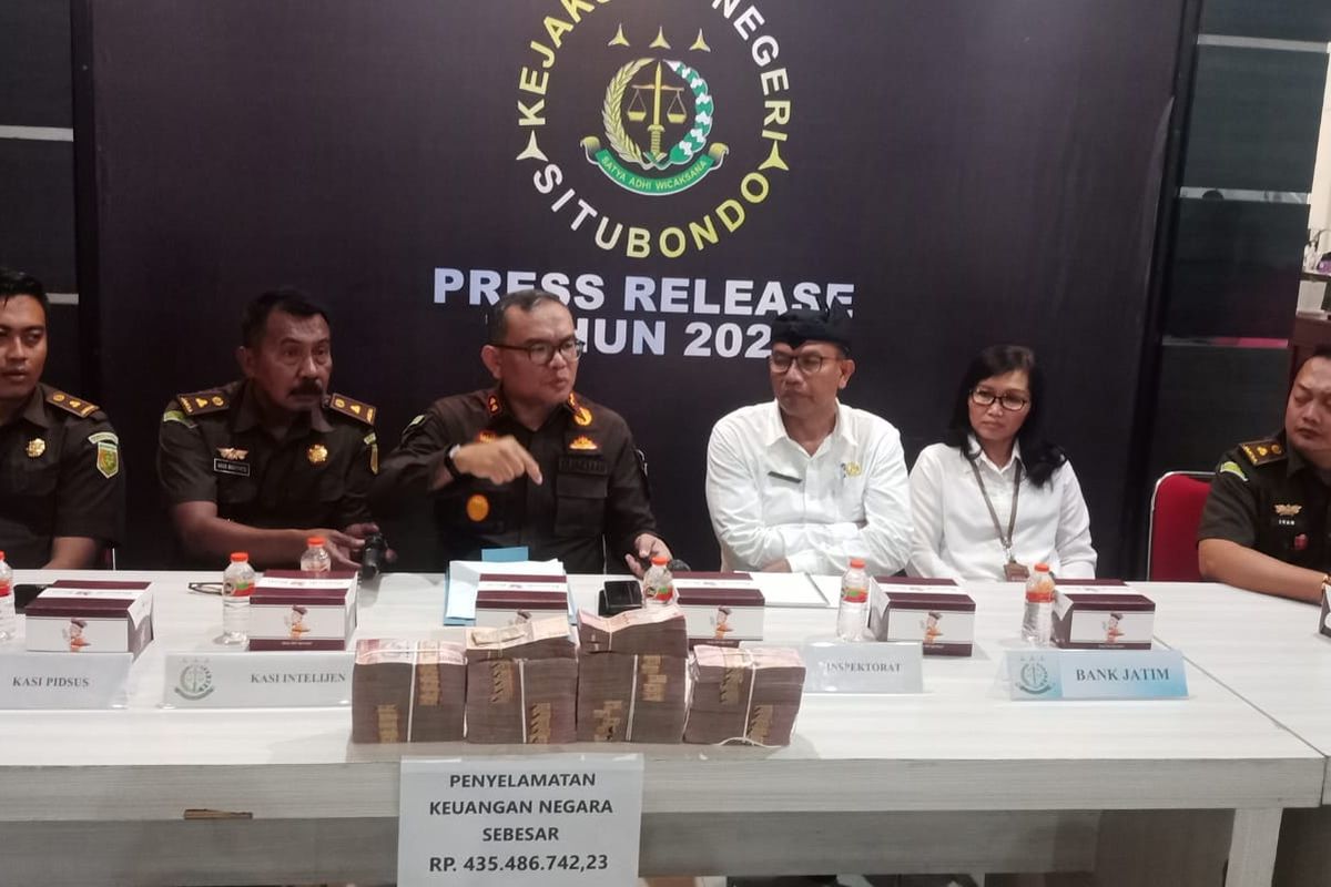 Foto: Kejaksaan Negeri Situbondo menerima uang pengembalian dari 6 desa sebesar Rp 435 juta pada Rabu (15/3/2023).