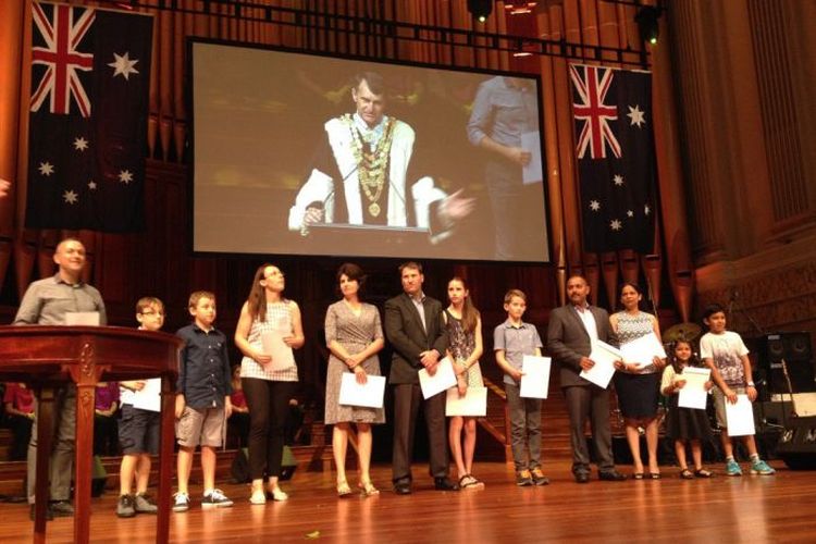 Sebuah upacara untuk menyambut warga negara Australia baru di kota Brisbane, Australia.