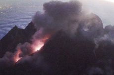 Sejumlah Wilayah di Lereng Gunung Merapi Terdampak Abu Vulkanik, Petugas Bagikan Masker