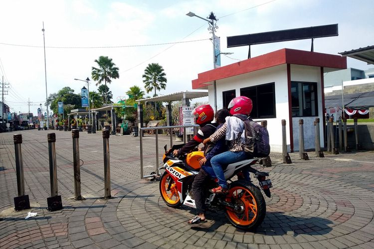 Pengendara sepeda motor hendak melintasi gerbang selatan area city walk di kompleks Makam Bung Karno, Kota Blitar, Senin (23/5/2022)