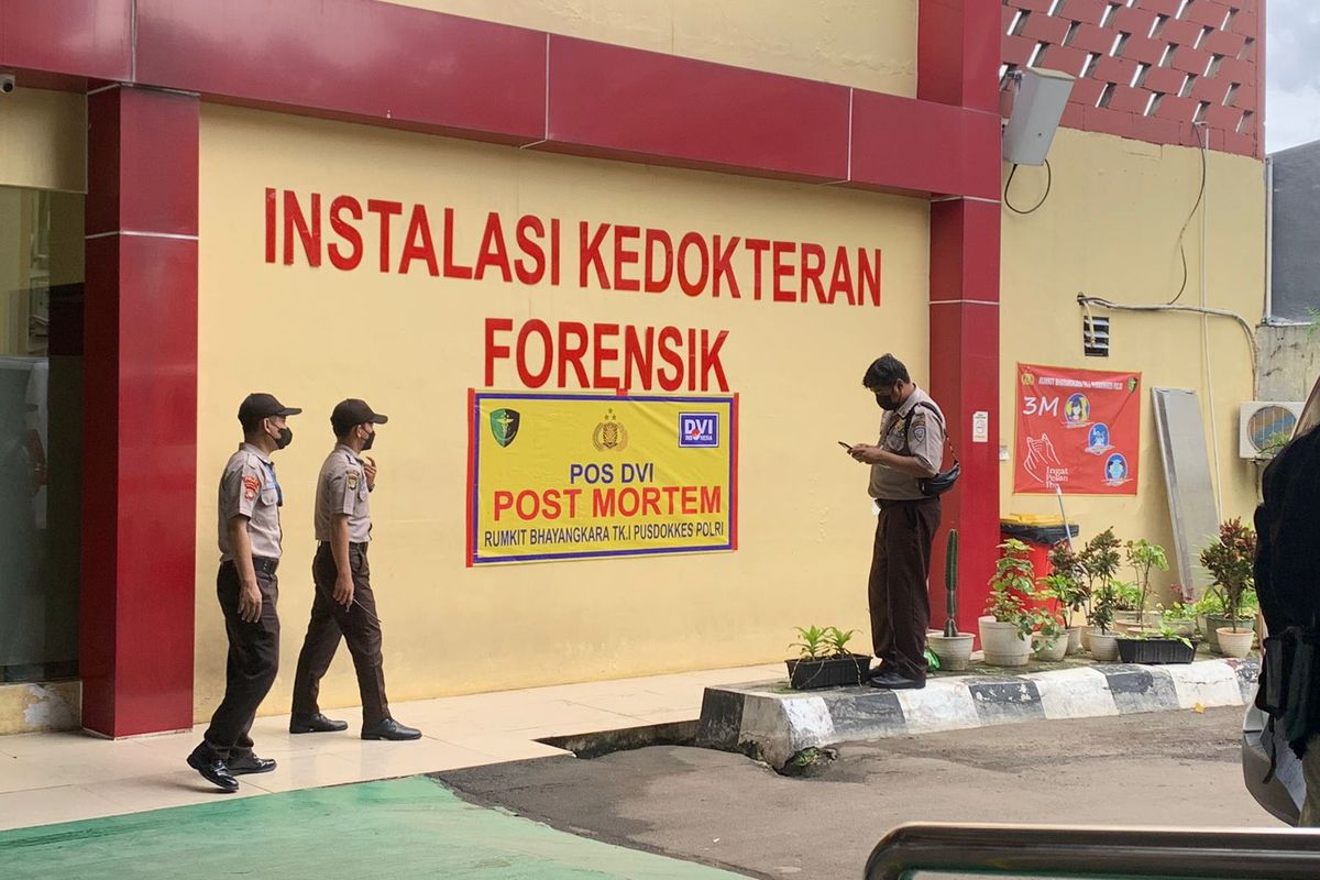 Situasi terkini RS Polri Kramat Jati, Jakarta Timur, Sabtu (4/3/2023) pagi. RS Polri menjadi tempat identifikasi dari jenazah korban tewas dalam insiden kebakaran Depo Pertamina Plumpang, Jakarta Utara yang terjadi pada Jumat (3/3/2023) malam.