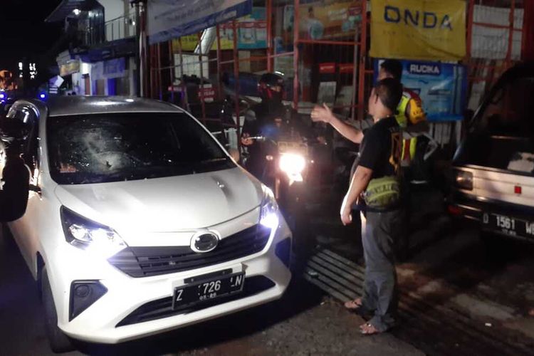 Sebuah mobil warga dilempari batu tanpa alasan oleh sekelompok geng motor di Jalan Tamansari, Kota Tasikmalaya pada Minggu (27/2/2022) dini hari tadi.