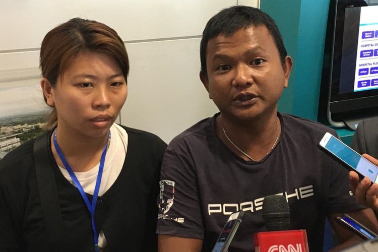 Zefry Tan dan istrinya Yenzhou saat memberikan keterangan di RS Columbia Asia, Senin sore (25/11/2019). Menurut Zefry, anjing pitbull yang menyerang anaknya itu adalah titipan dari temannya yang bekerja di Kamboja, sejak 4,5 bulan yang lalu.