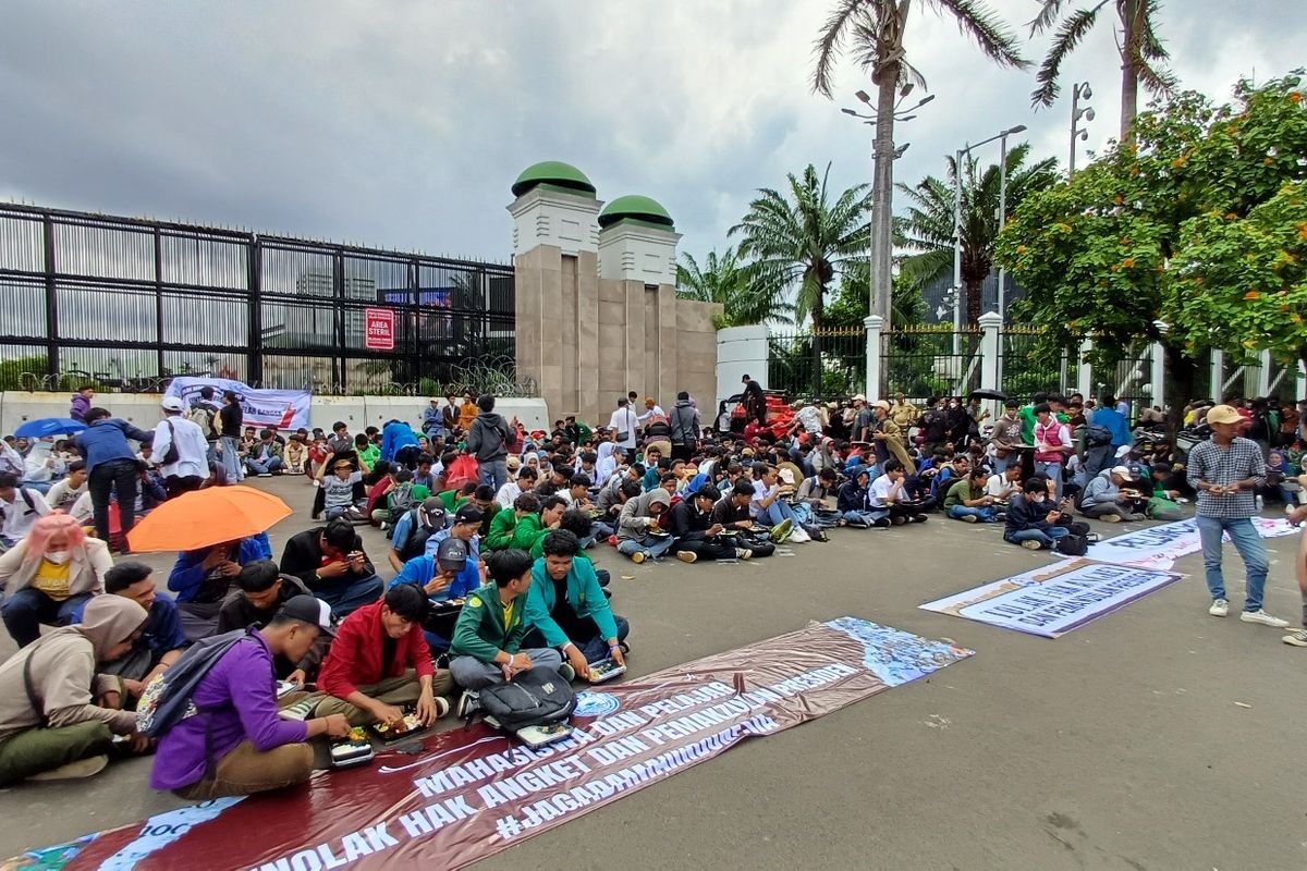 Demo tandingan dari unjuk rasa penolakan hak angket dan pemakzulan Presiden Joko Widodo mulai berdatangan ke depan Gedung DPR/MPR RI, Gelora, Tanah Abang, Jakarta Pusat, Jumat (8/3/2024). 