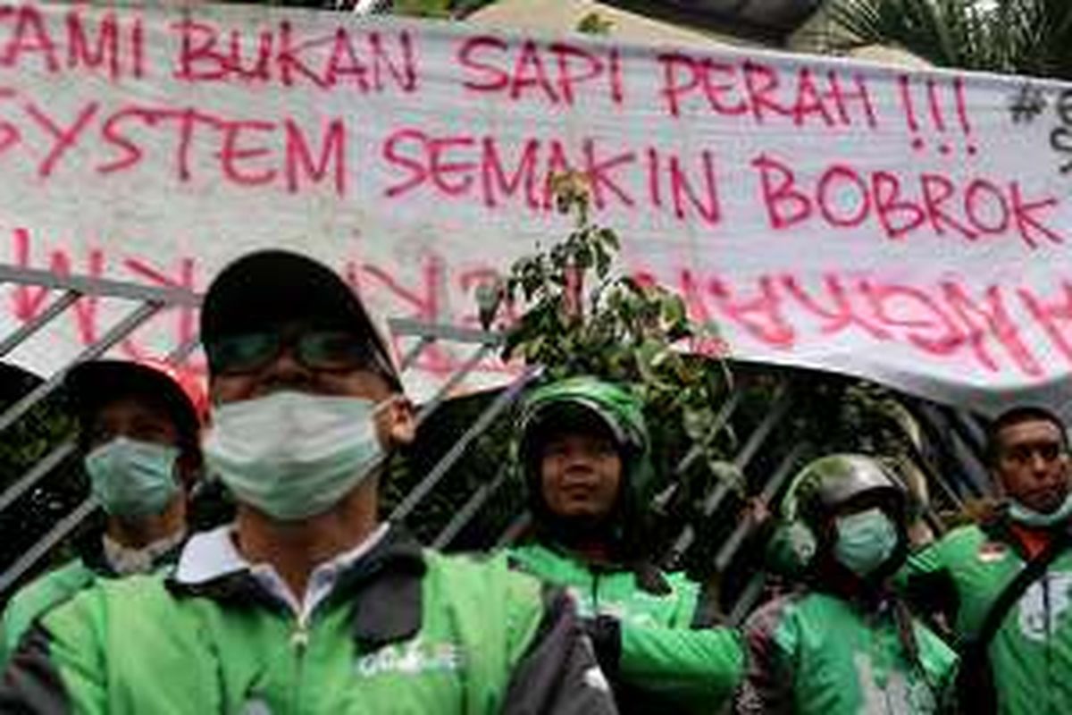 Ribuan pengemudi Go-Jek melakukan aksi unjuk rasa di depan kantor manajemen PT Go-Jek, Kemang, Jakarta Selatan, Senin (3/10/2016). Mereka menuntut PT Go-Jek Indonesia untuk menghapus performa, membuat payung hukum yang independen dari keluhan pengemudi, transparansi dalam setiap kebijakan, menstabilkan sistem menjadi lebih baik dan memberikan kebijakan tarif yang rasional untuk semua pengemudi se-Indonesia.