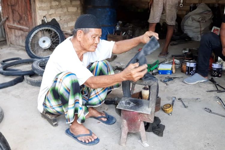 Mohammad Sa'id, tukang tambal ban asal Desa Kowel, Kecamatan Pamekasan, Kabupaten Pamekasan, akan menunaikan haji bersama Hamimah, istrinya. Keduanya menabung selama 57 tahun.