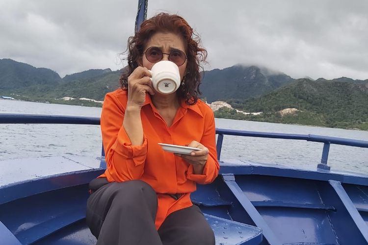 Menteri Kelautan dan Perikanan Susi Pudjiastuti minum kopi usai menenggelamkan kapal asing pencuri ikan di Selat Lampa, Natuna, Kepulauan Riau, Senin (7/10/2019).