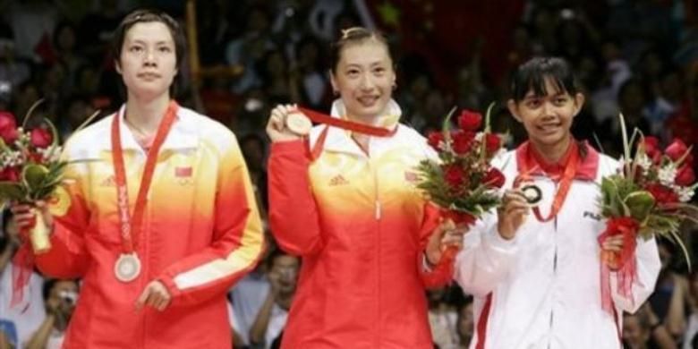 Maria Kristin Yulianti (kanan) saat meraih medali perunggu Olimpiade Beijing 2008