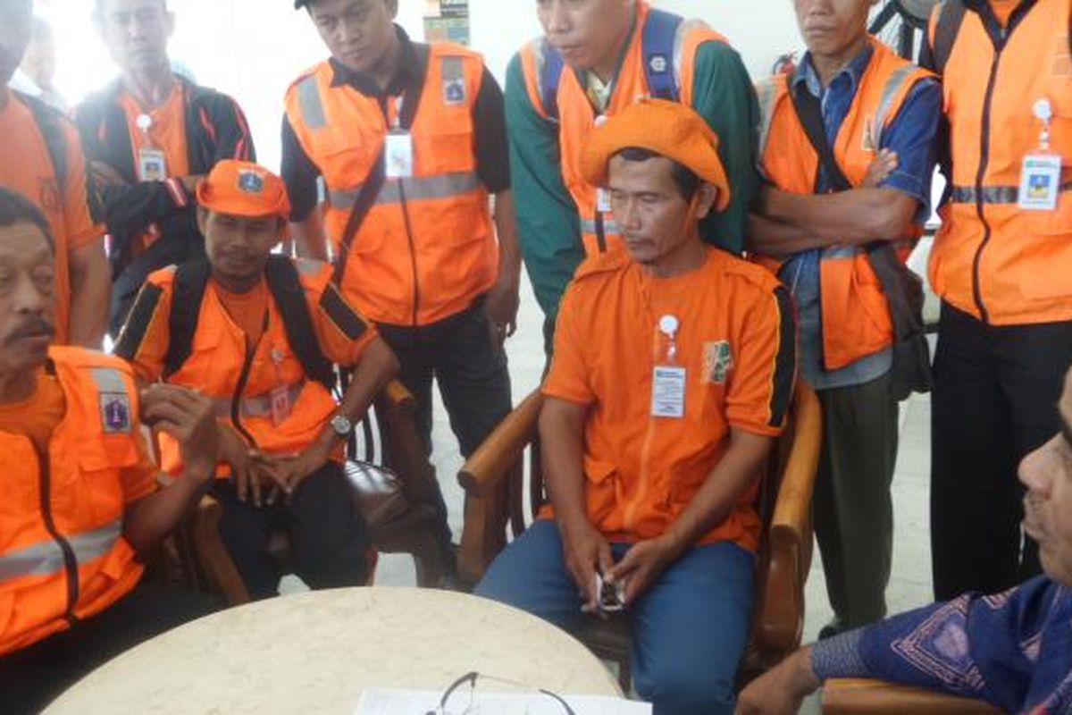 PHL dari Kecamatan Jatinegara mendatangi Balai Kota untuk mengadu kepada Plt Gubernur DKI Jakarta Sumarsono terkait tidak diperpanjangngnya kontrak mereka, Kamis (19/1/2017)