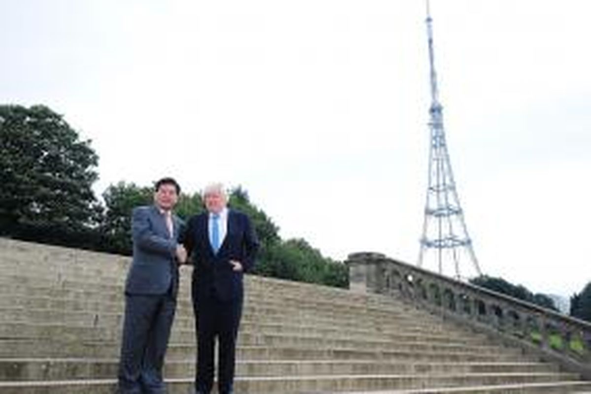 Walikota London Boris Johnson, Kamis (3/10/2013), memperkenalkan pengusaha China yang bersedia mendanai pembangunan kembali Istana Victoria. 