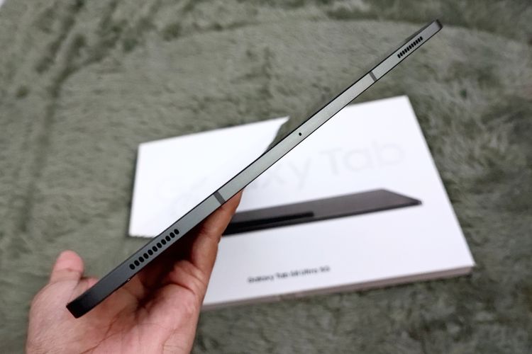 Samsung Galaxy Tab S8 Ultra memiliki bodi yang tipis, yaitu dengan ketebalan 5,5mm saja. Di atas kertas, tablet ini memiliki dimensi 208,6mm x 326,4mm x 5,5mm.