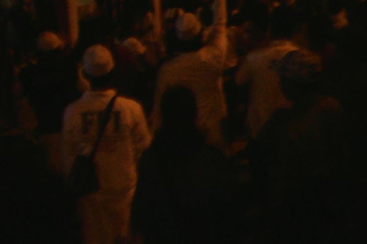 Massa bersorban putih bubarkan aksi 1000 lilin di Anjungn Pantai Losari, Sabtu (13/5/2017) malam