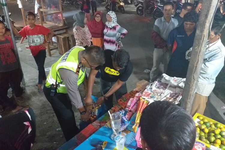 Polisi menyita ratusan petasan berdaya ledak tinggi di Pasar Gelapung, Ulakan, Padang Pariaman, Sumatera Barat, Selasa (4/6/2019).