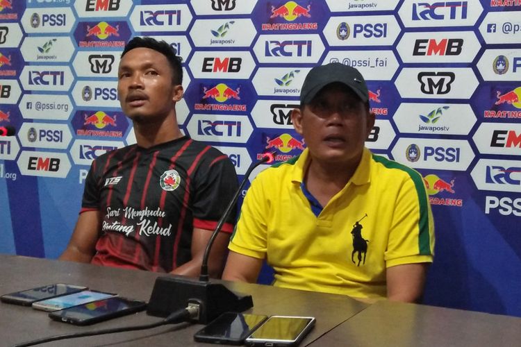 Pelatih Persik Kendal Achmad Yasin (kanan) dan kapten tim Muhammad Alaik Sobrina, usai lawan Persela Lamongan, Jumat (25/1/2019) malam.