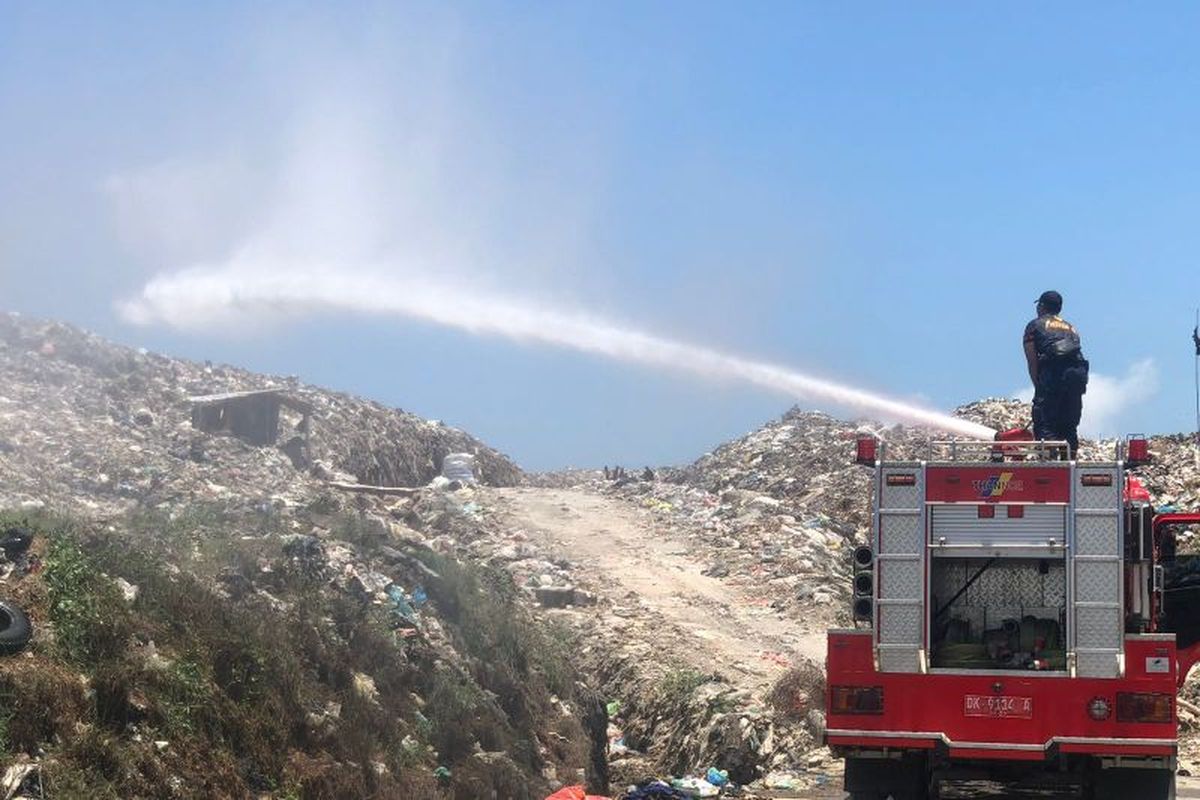 Damkar Denpasar terjunkan mobil pemadam untuk melaksanakan kegiatan pendinginan di Tempat Pembuangan Akhir (TPA) Regional Sarbagita Suwung, Denpasar, Bali, Kamis (16/10/2025). 