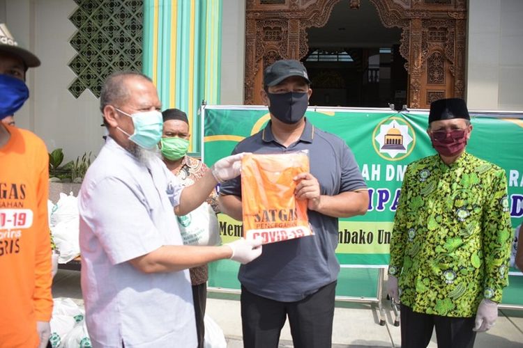 Wali Kota Semarang Hendrar Prihadi, saat menyerahkan bantuan kepada seluruh takmir masjid dan musala Kota Semarang, di Masjid Al-Ikhlas Semarang, Rabu (15/4/2020).