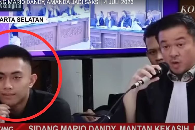 Mario Dandy Satrio terlihat tersenyum ketika mendengarkan isi chat antara dirinya dengan mantan kekasih yang dibacakan oleh Andreas Nahot Silitonga selaku kuasa hukumnya.