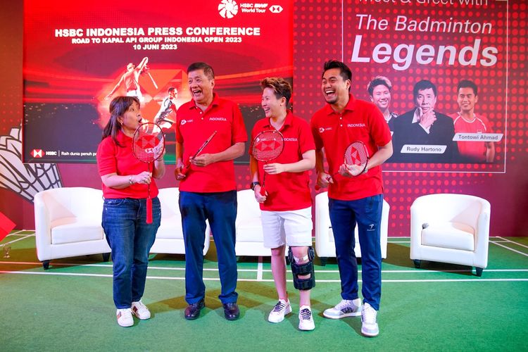 Direktur Wealth dan Personal Banking HSBC Indonesia, Lanny Hendra berfoto bersama dengan para legenda atlet badminton Indonesia di Mal Neo Soho, Jakarta, Sabtu (10/6/2023).