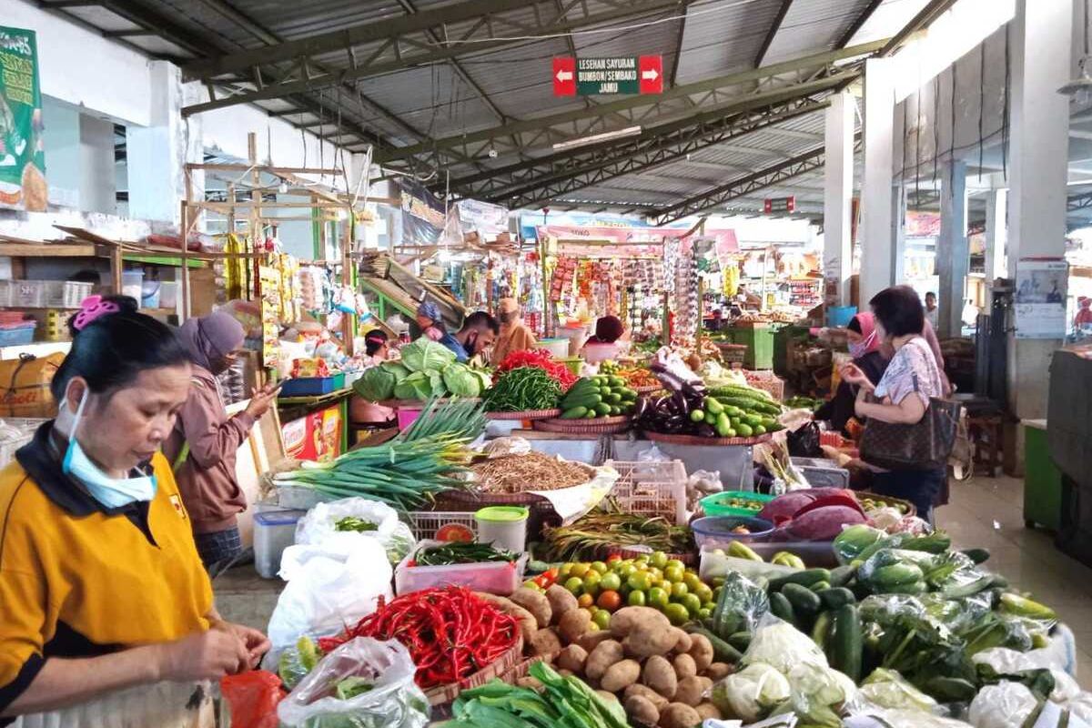 Hukum permintaan adalah prinsip dasar ekonomi yang menyatakan bahwa pada harga yang lebih tinggi konsumen akan meminta jumlah barang yang lebih rendah.