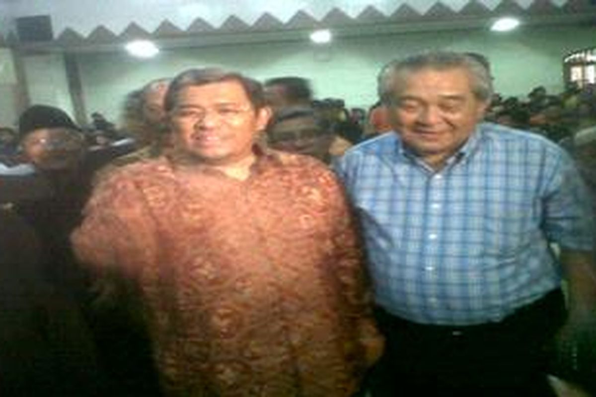 Ilustrasi: Gubernur Jawa Barat Ahmad Heryawan bersama salah satu tokoh sunda di, saat menghadiri pembukaan Pasanggiri Ibing Pencak Silat di Gedung Yayasan Pusat Kebudayaan, Jalan Naripan, Bandung, Jawa Barat, Jumat, (1/2/2013). 