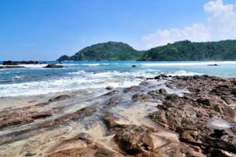 Pantai Wedi Ombo terletak di Desa Jepitu, sekitar 40 km sebelah tenggara dari Wonosari, Kabupaten Gunungkidul, DI Yogyakarta. 