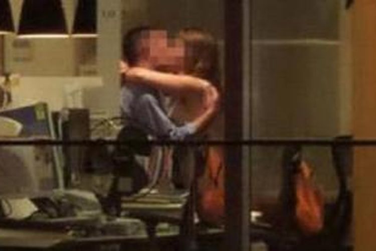Sejumlah foto tentang pertemuan romantis dua karyawan itu yang diambil pengujung sebuah bar di seberang jalan telah beredar di dunia maya.