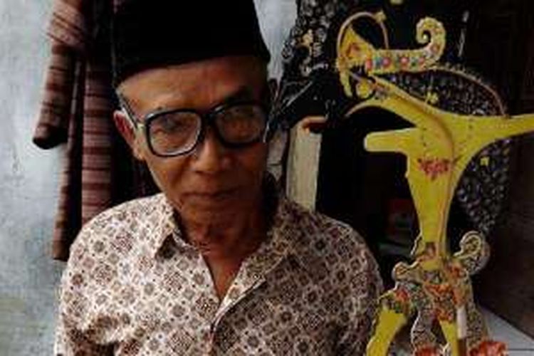 Ki Sawiyah, perajin wayang kulit cirebon.
 