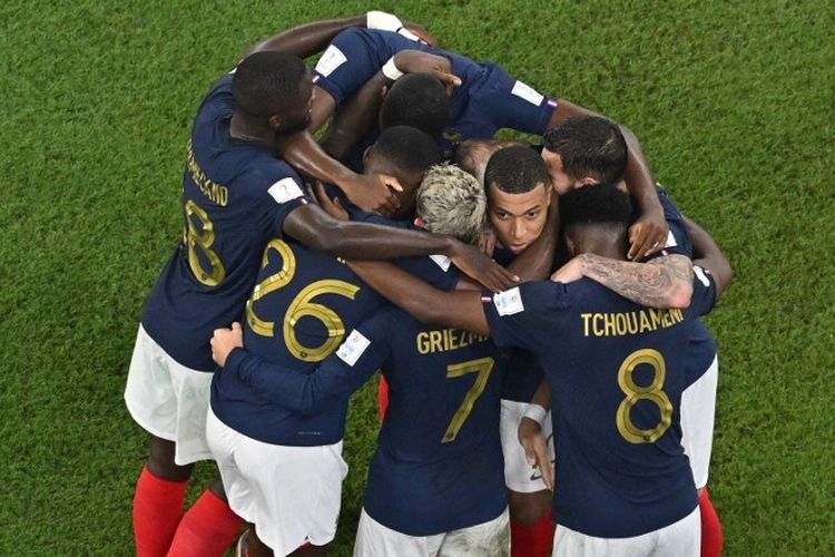 Pemain-pemain Perancis merayakan kemenangan 2-1 atas Denmark dalam laga Grup D Piala Dunia 2022 di Stadion 974, Doha, Qatar, 26 November 2022. Berkat kemenangan atas Denmark, Perancis lolos ke 16 besar Piala Dunia 2022. Malam ini, Rabu (30/11/2022) pukul 22.00 WIB, Perancis akan melawan Tunisia pada laga matchday 3 Grup D Piala Dunia 2022 di Stadion Education City, Al Rayyan, Qatar. Selanjutnya, Perancis akan melawan Polandia pada 16 besar Piala Dunia 2022. (Photo by Antonin THUILLIER / AFP)