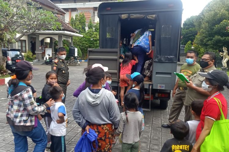 Para pengemis yang berhasil diamankan petugas Satpol PP BKO Kuta, Bali, pada Kamis (21/4/2022). KOMPAS.COM/ Yohanes Valdi Seriang Ginta